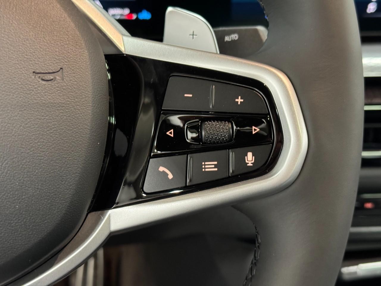 BMW 4 Series Vehicle Full-screen Gallery Image 32