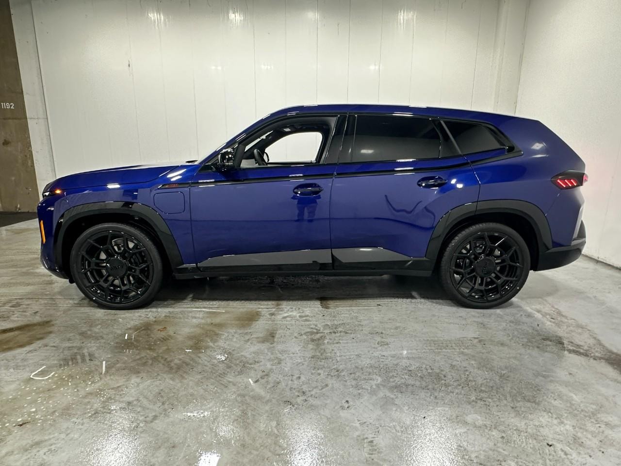 BMW XM Vehicle Full-screen Gallery Image 2