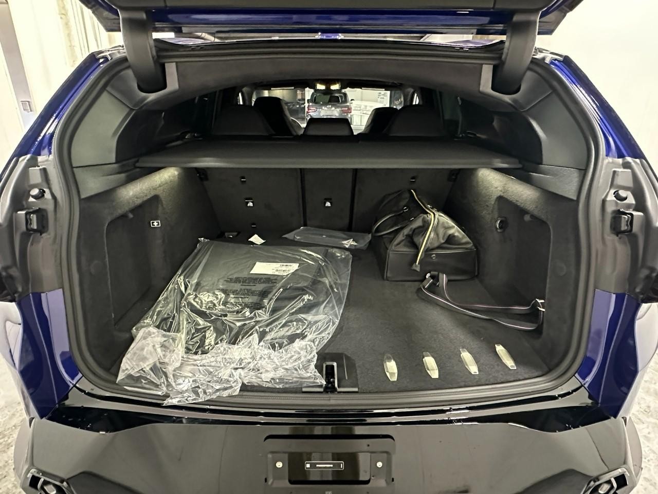 BMW XM Vehicle Full-screen Gallery Image 4