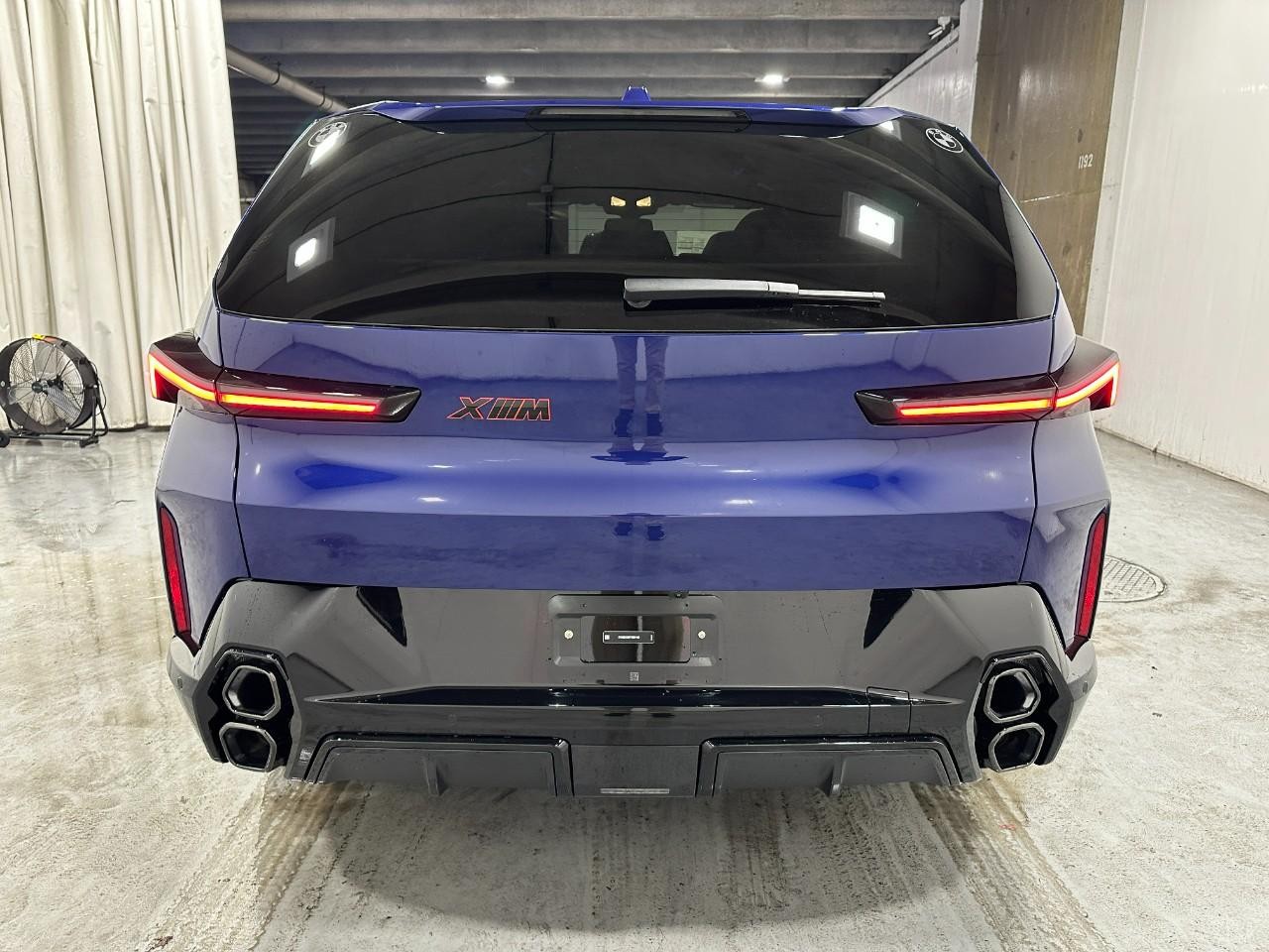 BMW XM Vehicle Full-screen Gallery Image 5