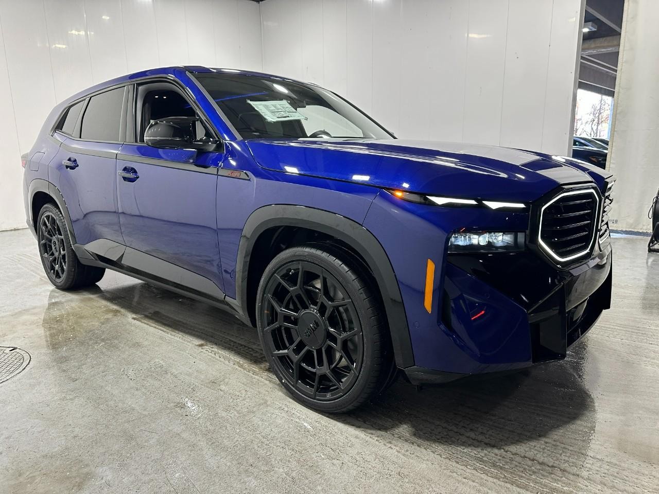 BMW XM Vehicle Full-screen Gallery Image 9