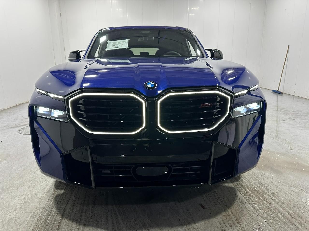 BMW XM Vehicle Full-screen Gallery Image 10