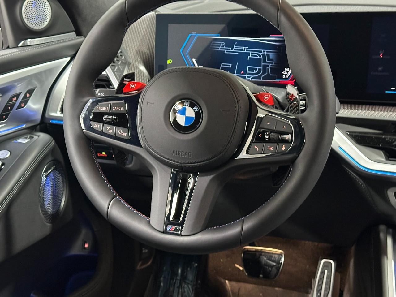 BMW XM Vehicle Full-screen Gallery Image 15