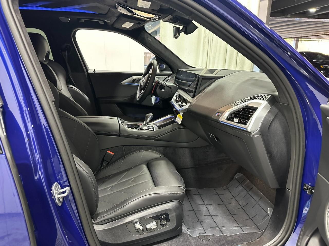 BMW XM Vehicle Full-screen Gallery Image 20