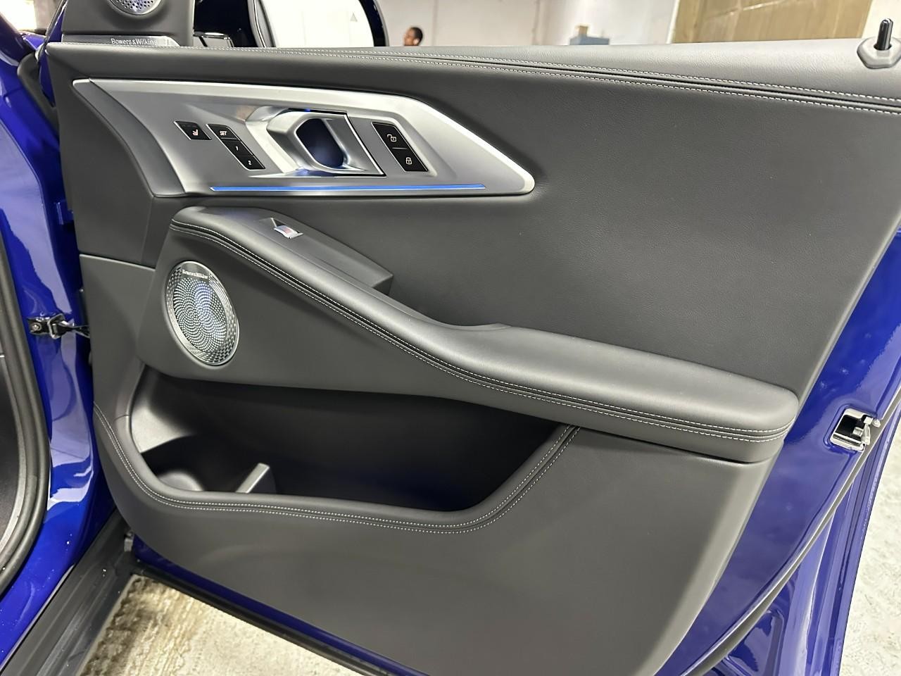 BMW XM Vehicle Full-screen Gallery Image 21