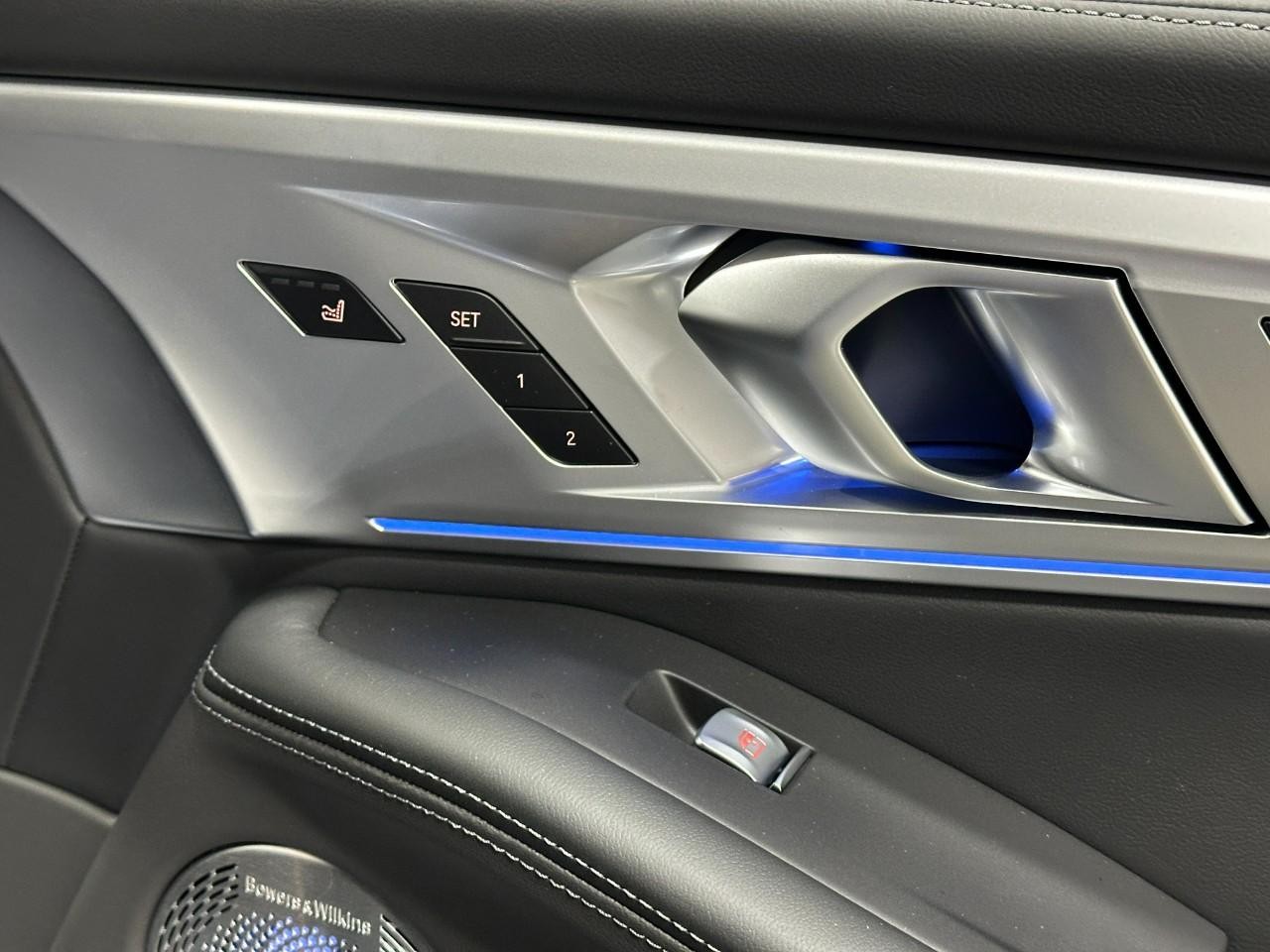 BMW XM Vehicle Full-screen Gallery Image 22