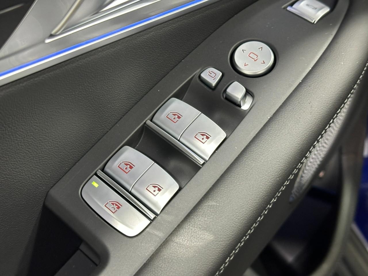 BMW XM Vehicle Full-screen Gallery Image 23