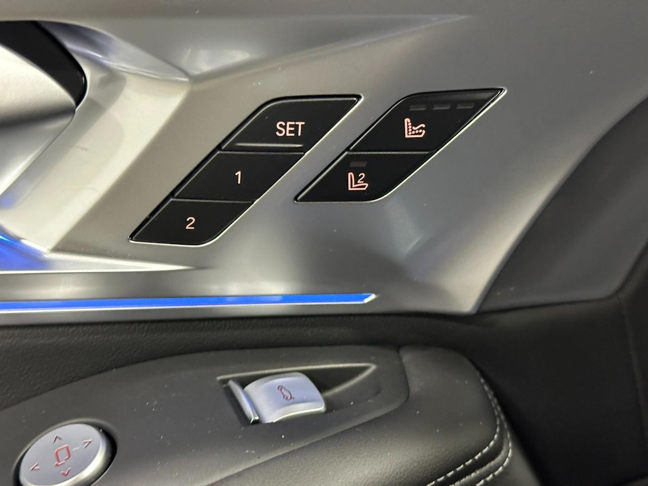 BMW XM Vehicle Full-screen Gallery Image 24