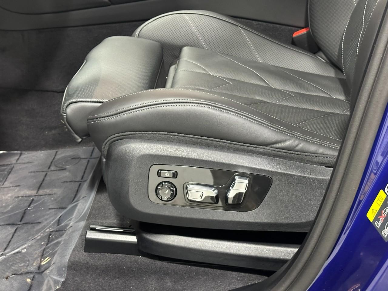 BMW XM Vehicle Full-screen Gallery Image 25