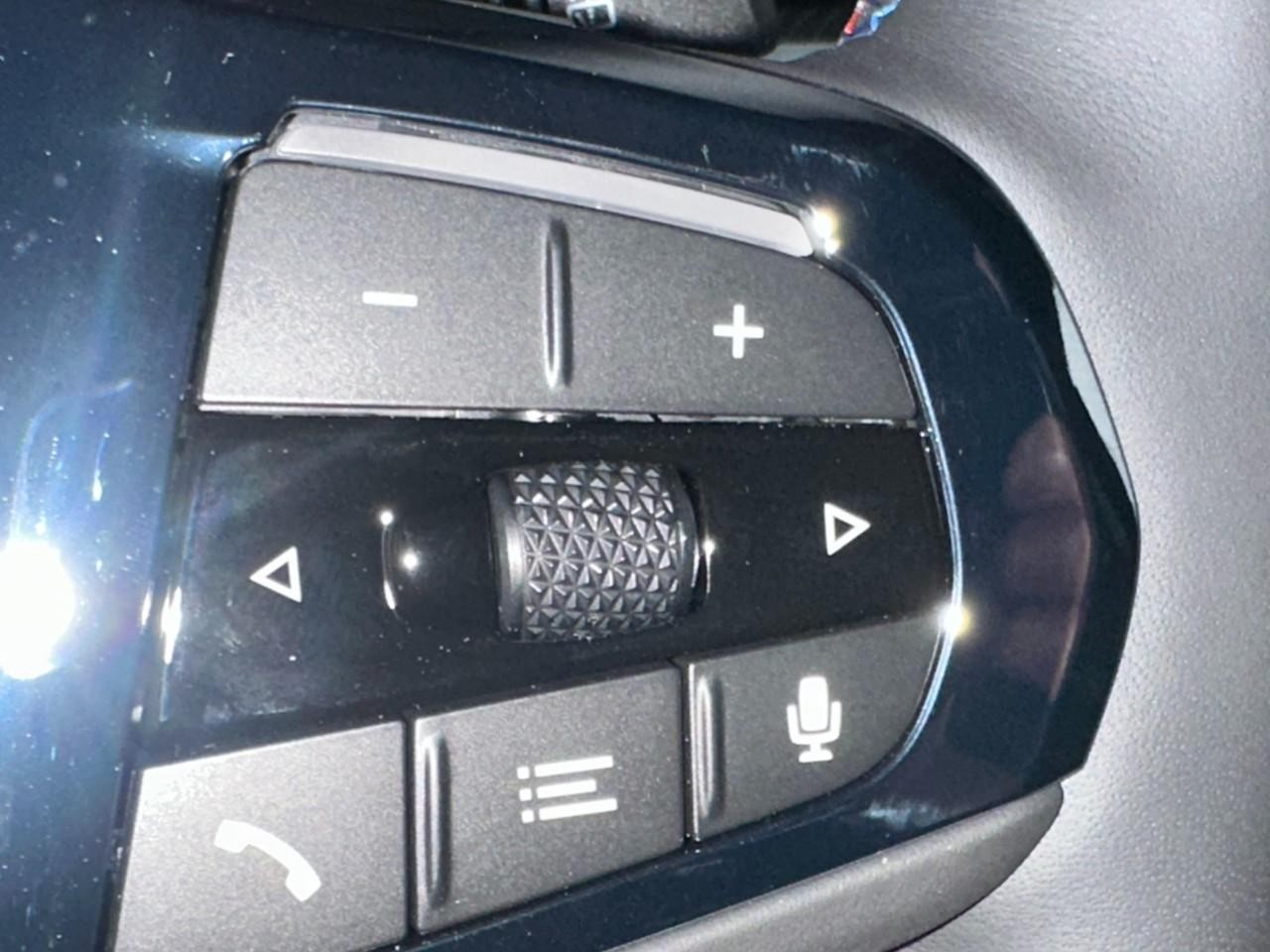 BMW XM Vehicle Full-screen Gallery Image 28