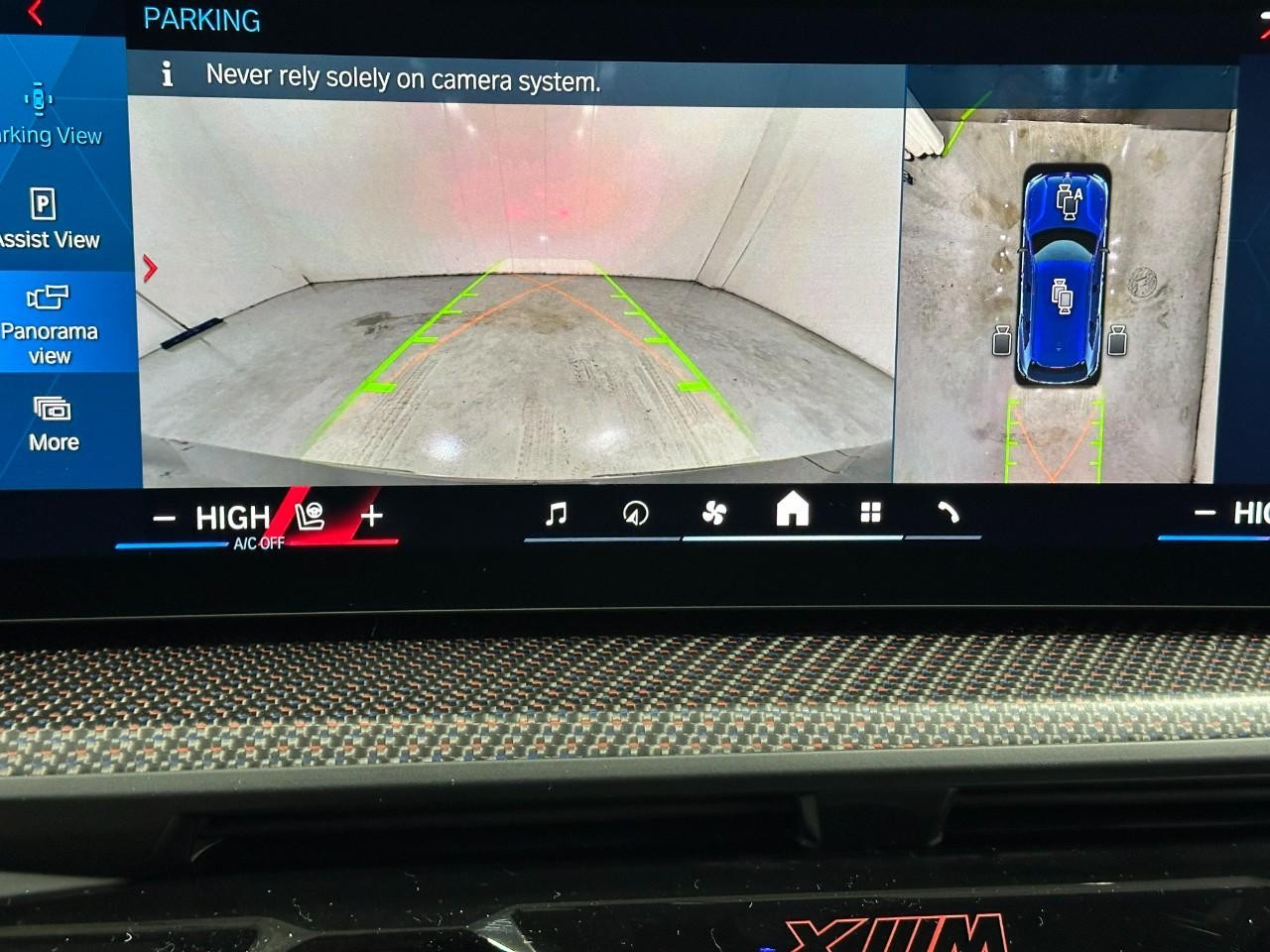 BMW XM Vehicle Full-screen Gallery Image 32