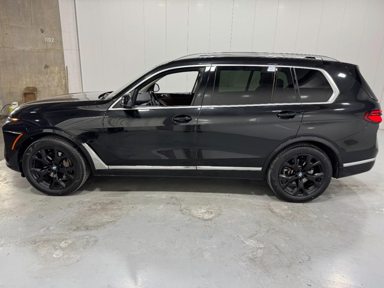 BMW X7 Vehicle Full-screen Gallery Image 2