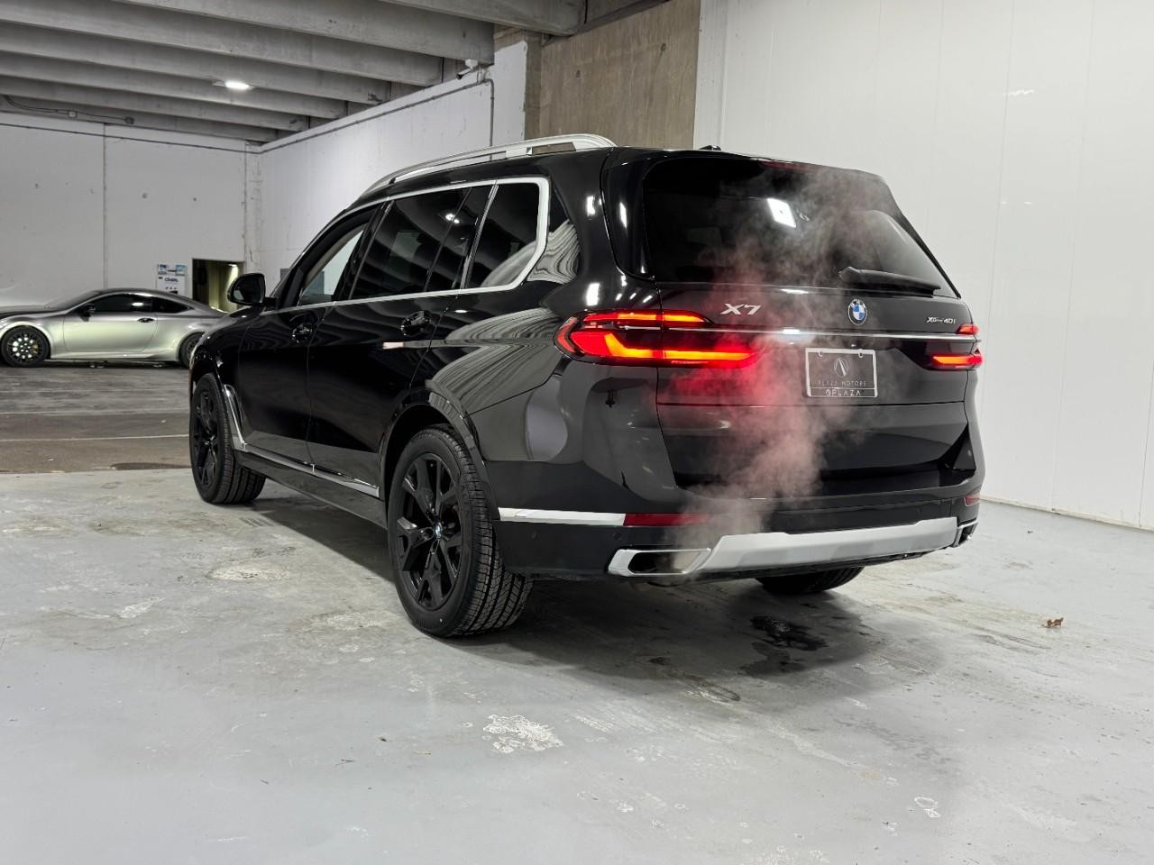 BMW X7 Vehicle Full-screen Gallery Image 3