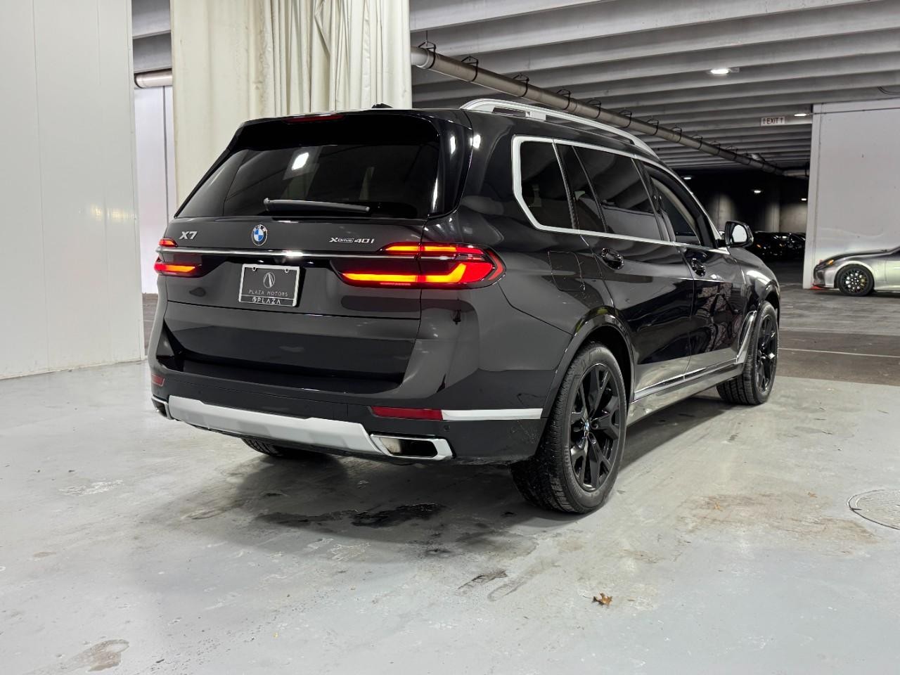 BMW X7 Vehicle Full-screen Gallery Image 4