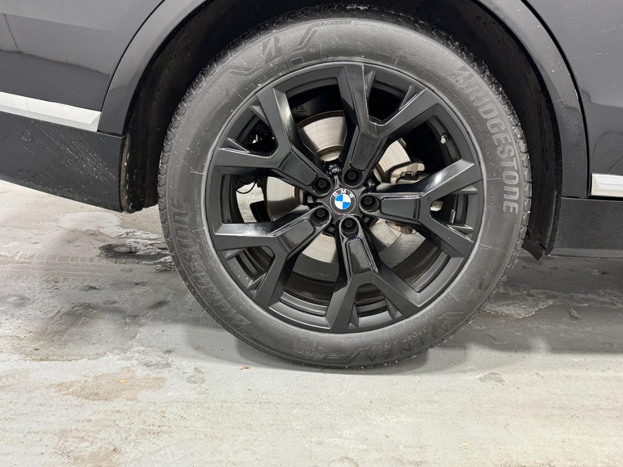 BMW X7 Vehicle Full-screen Gallery Image 5