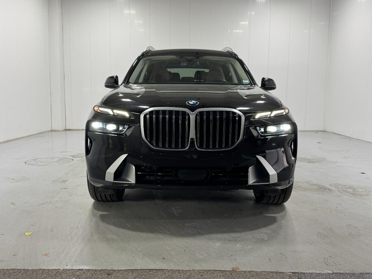 BMW X7 Vehicle Full-screen Gallery Image 7