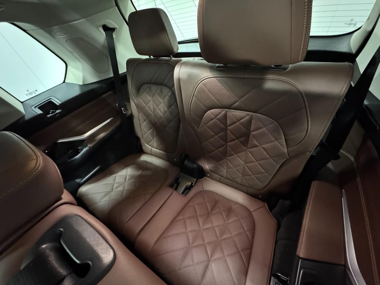 BMW X7 Vehicle Full-screen Gallery Image 8