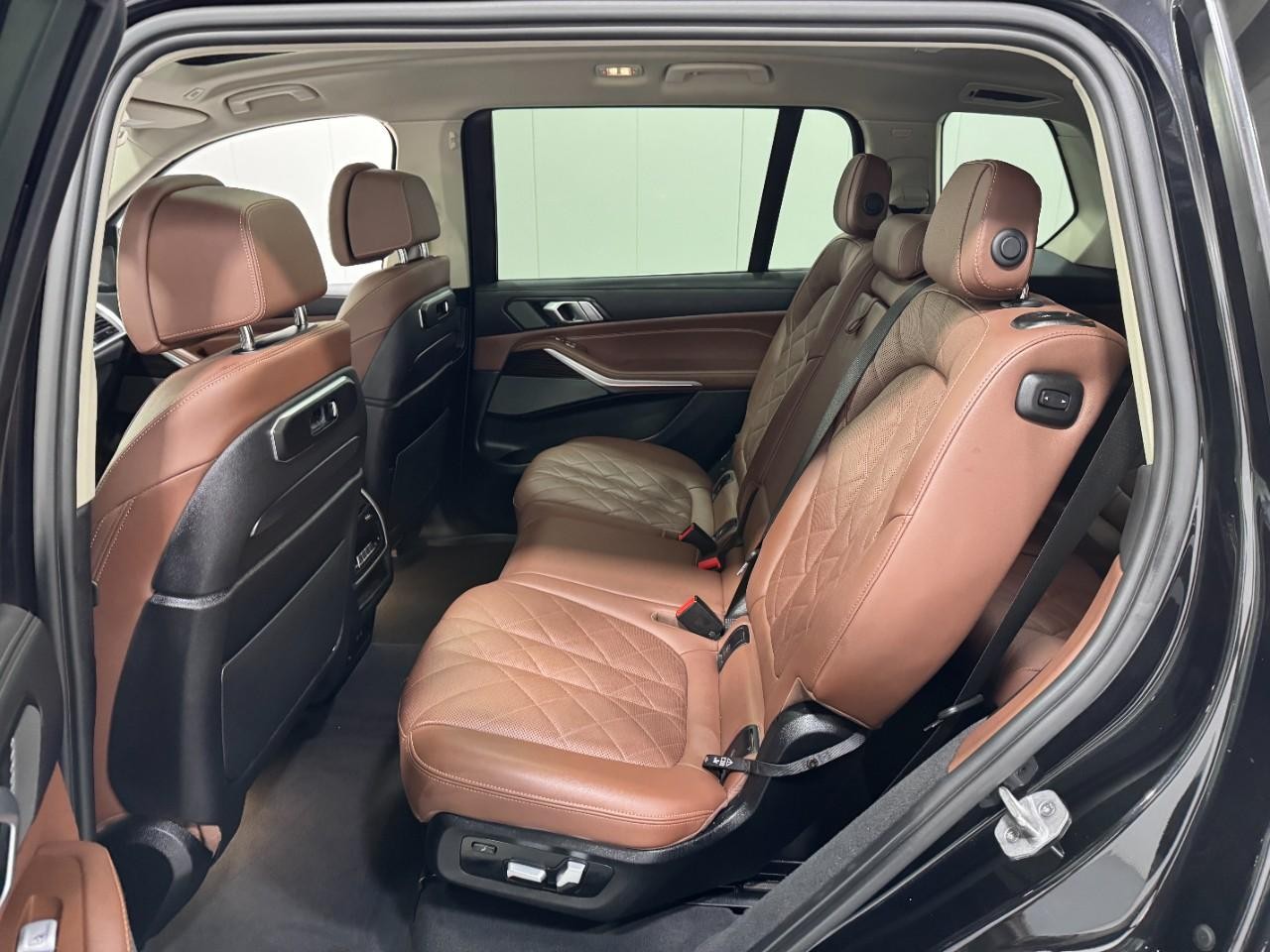 BMW X7 Vehicle Full-screen Gallery Image 9