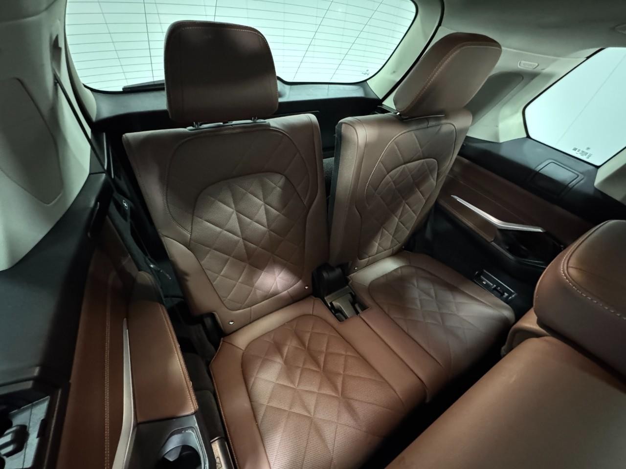 BMW X7 Vehicle Full-screen Gallery Image 11