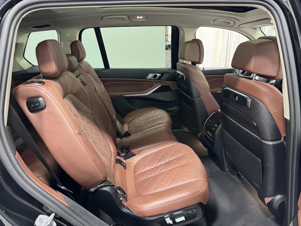 BMW X7 Vehicle Full-screen Gallery Image 12