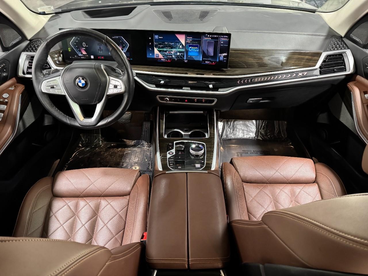 BMW X7 Vehicle Full-screen Gallery Image 15