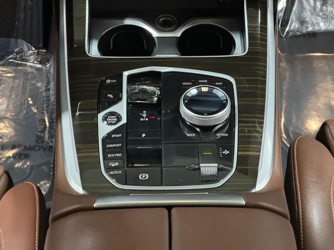 BMW X7 Vehicle Full-screen Gallery Image 18
