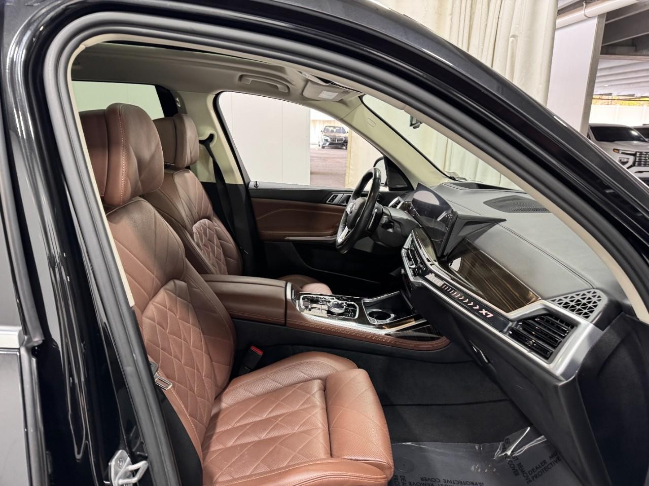 BMW X7 Vehicle Full-screen Gallery Image 20