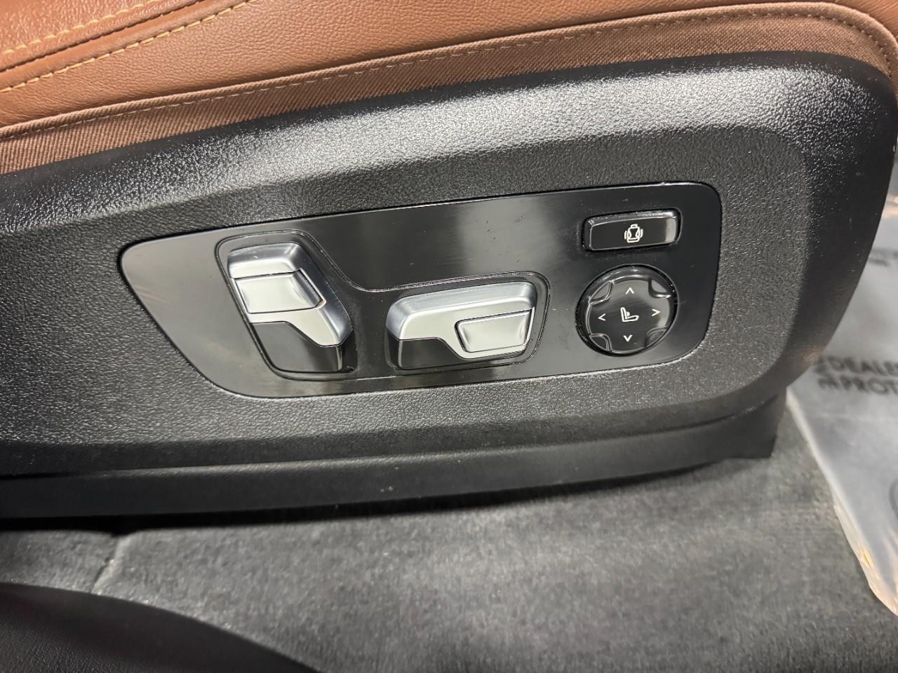 BMW X7 Vehicle Full-screen Gallery Image 22