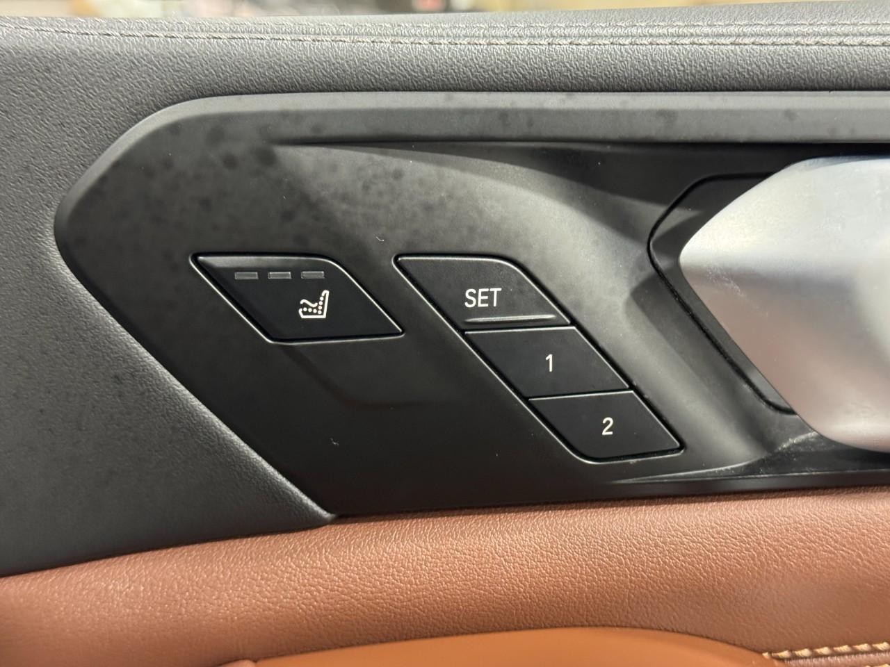 BMW X7 Vehicle Full-screen Gallery Image 23