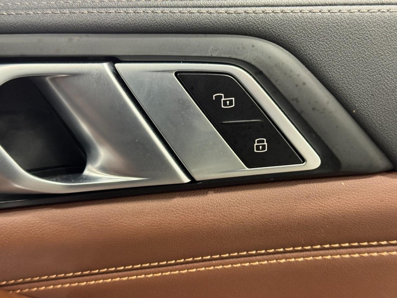 BMW X7 Vehicle Full-screen Gallery Image 24