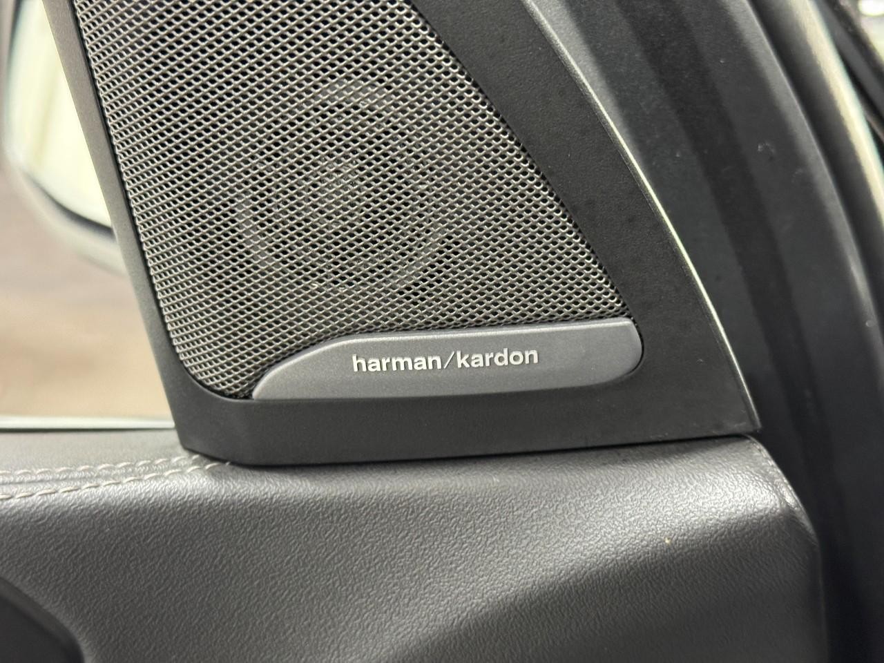 BMW X7 Vehicle Full-screen Gallery Image 26