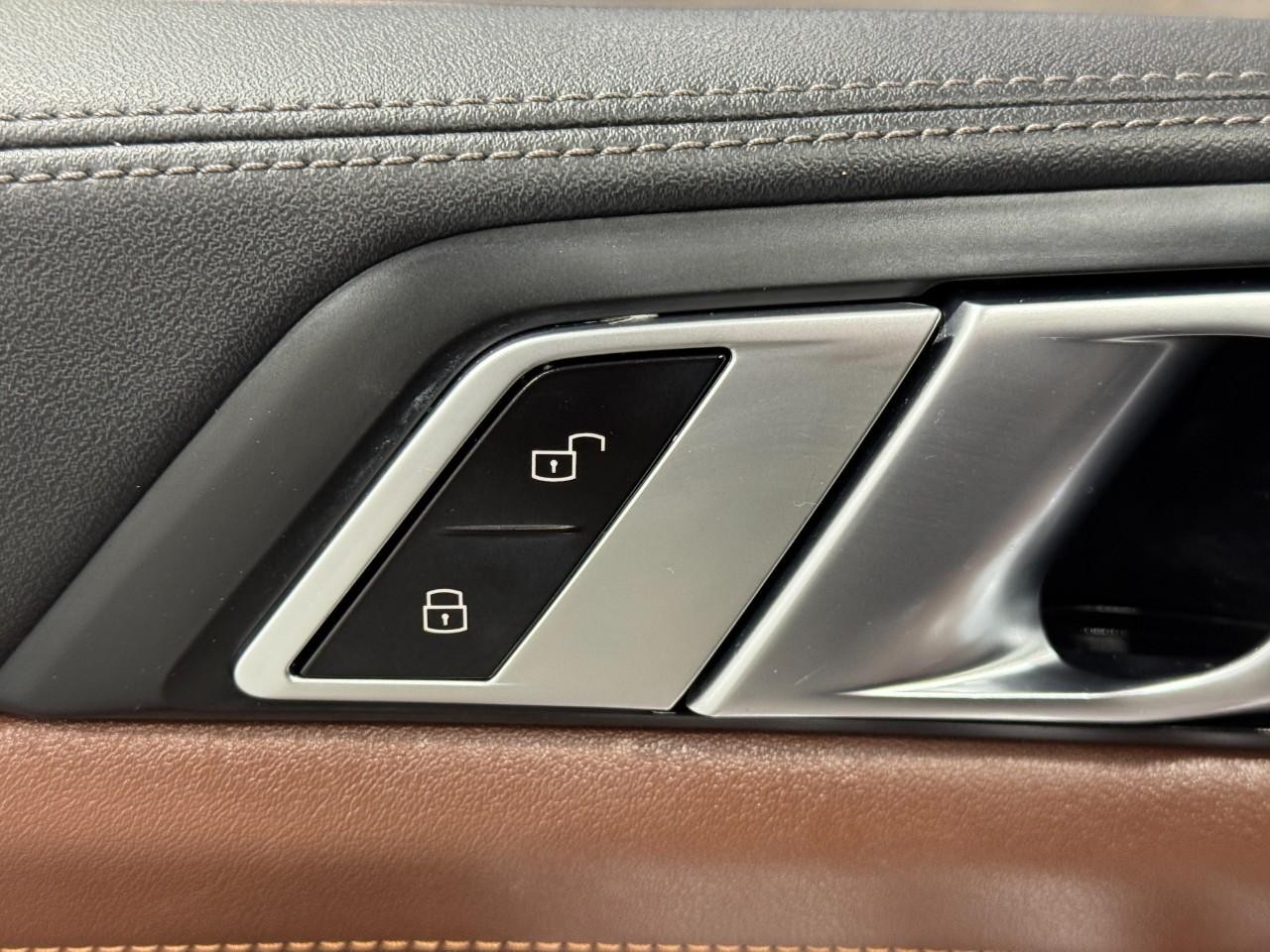 BMW X7 Vehicle Full-screen Gallery Image 28