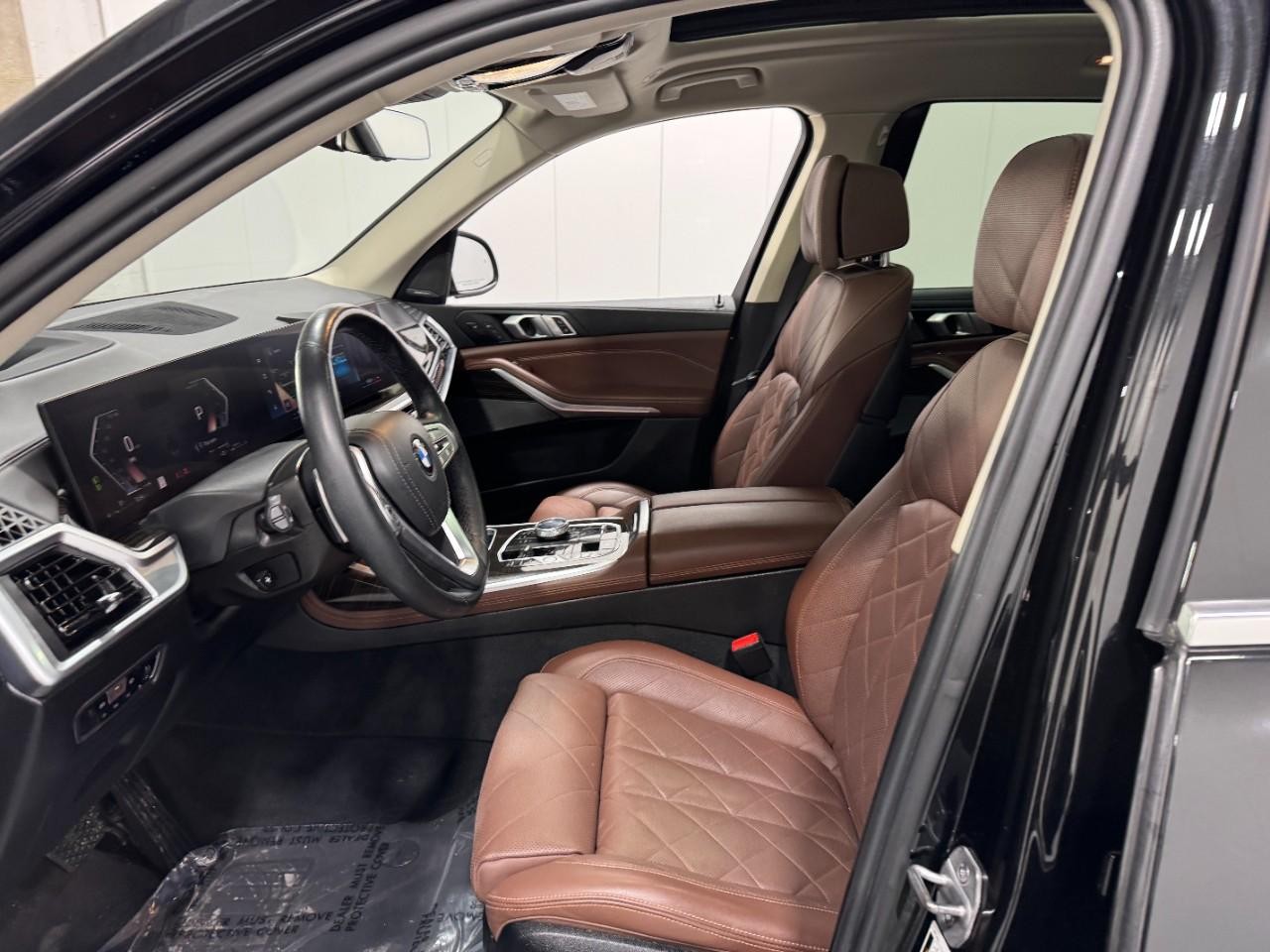 BMW X7 Vehicle Full-screen Gallery Image 30