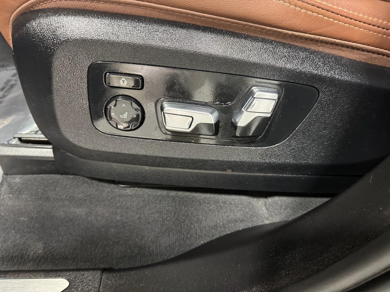 BMW X7 Vehicle Full-screen Gallery Image 32