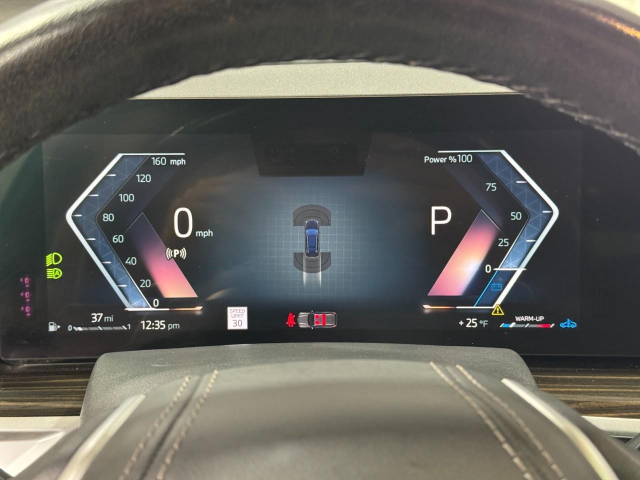 BMW X7 Vehicle Full-screen Gallery Image 36