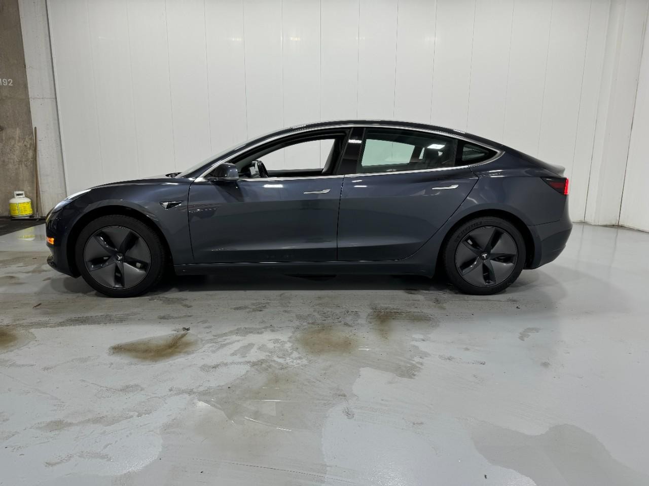 Tesla Model 3 Vehicle Full-screen Gallery Image 2