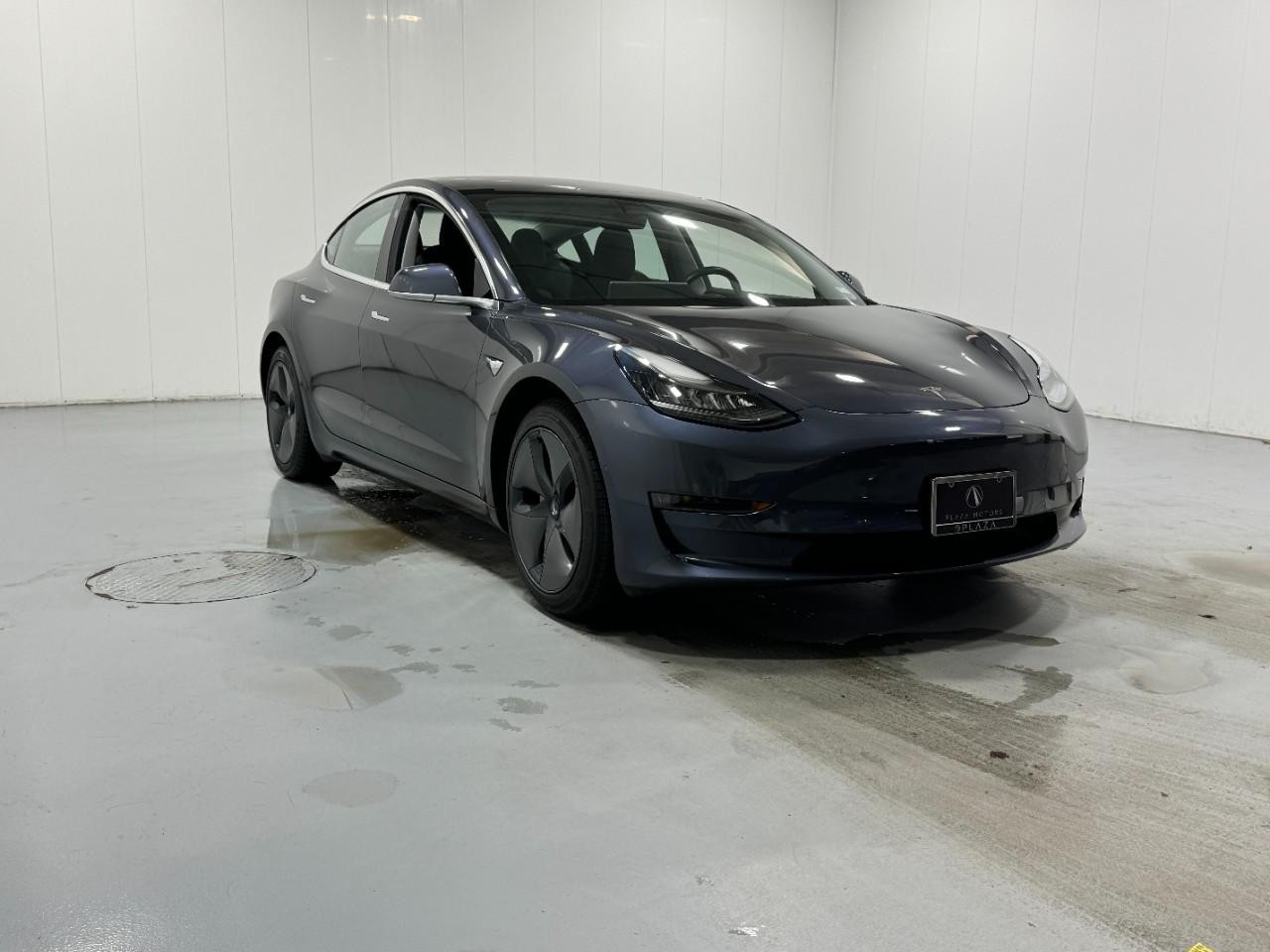 Tesla Model 3 Vehicle Full-screen Gallery Image 6