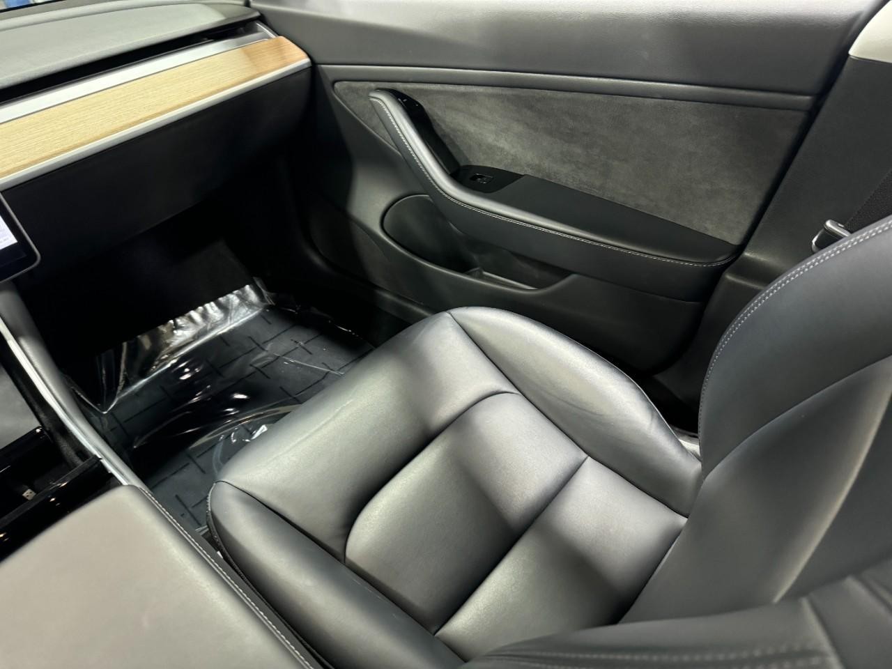 Tesla Model 3 Vehicle Full-screen Gallery Image 15