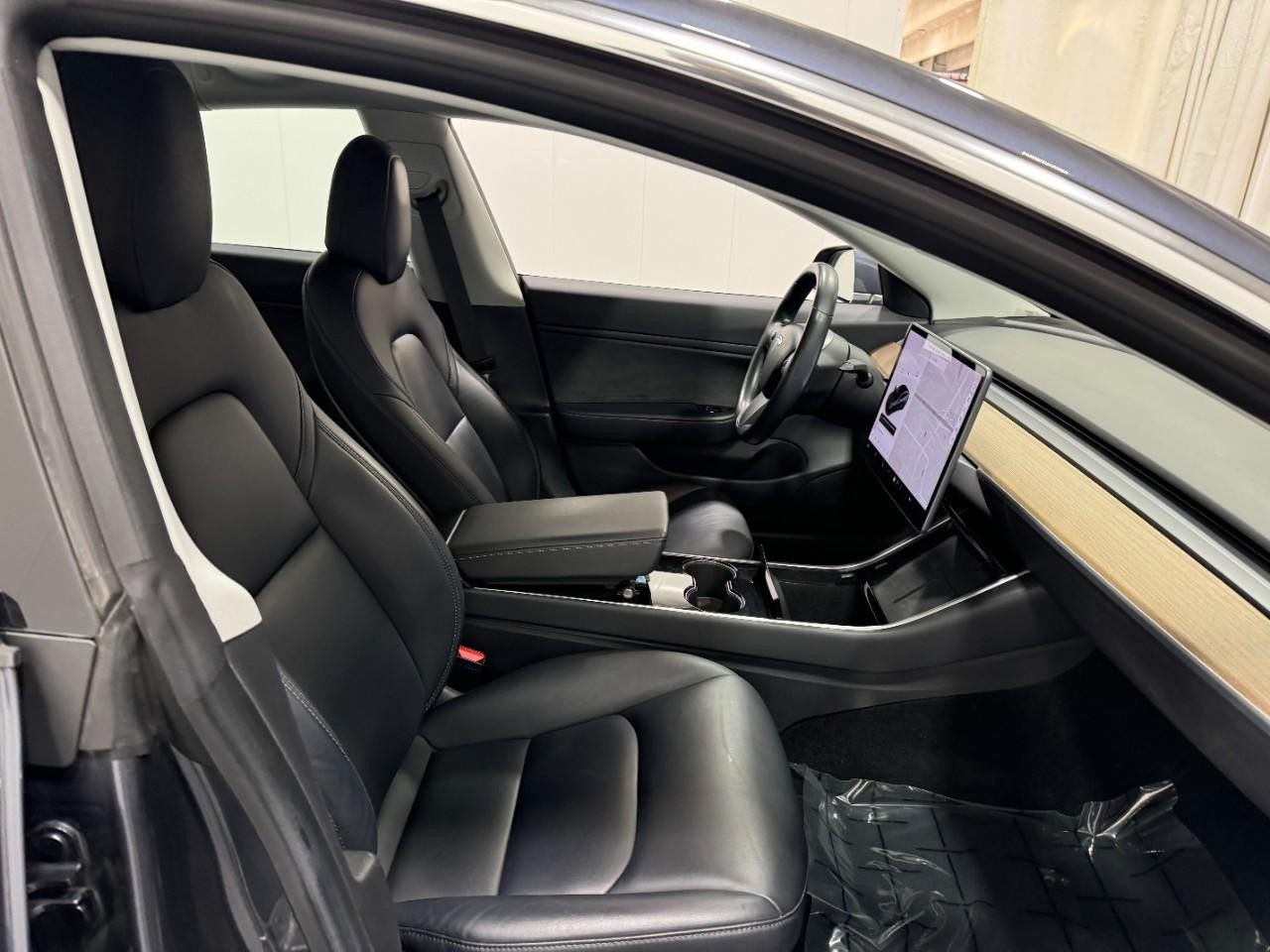 Tesla Model 3 Vehicle Full-screen Gallery Image 16