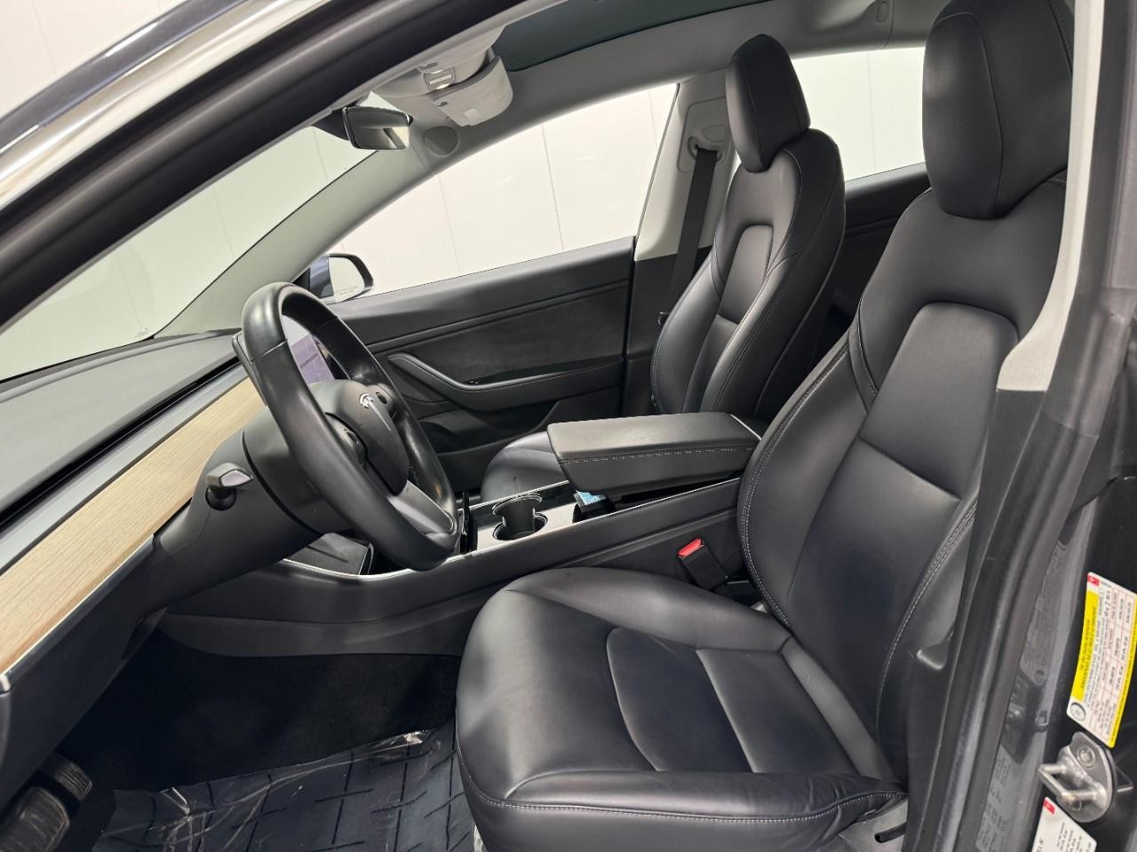 Tesla Model 3 Vehicle Full-screen Gallery Image 23