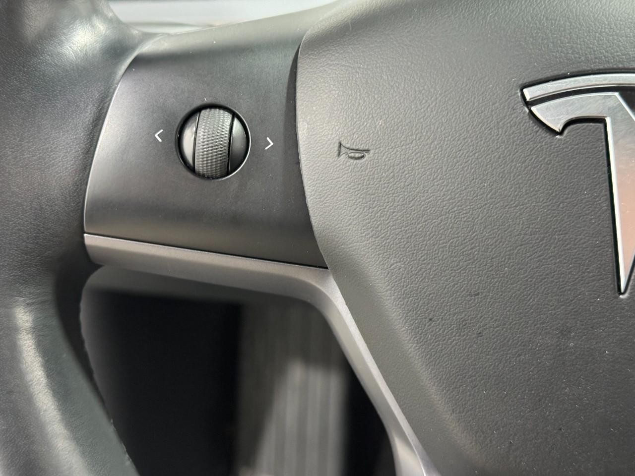 Tesla Model 3 Vehicle Full-screen Gallery Image 26