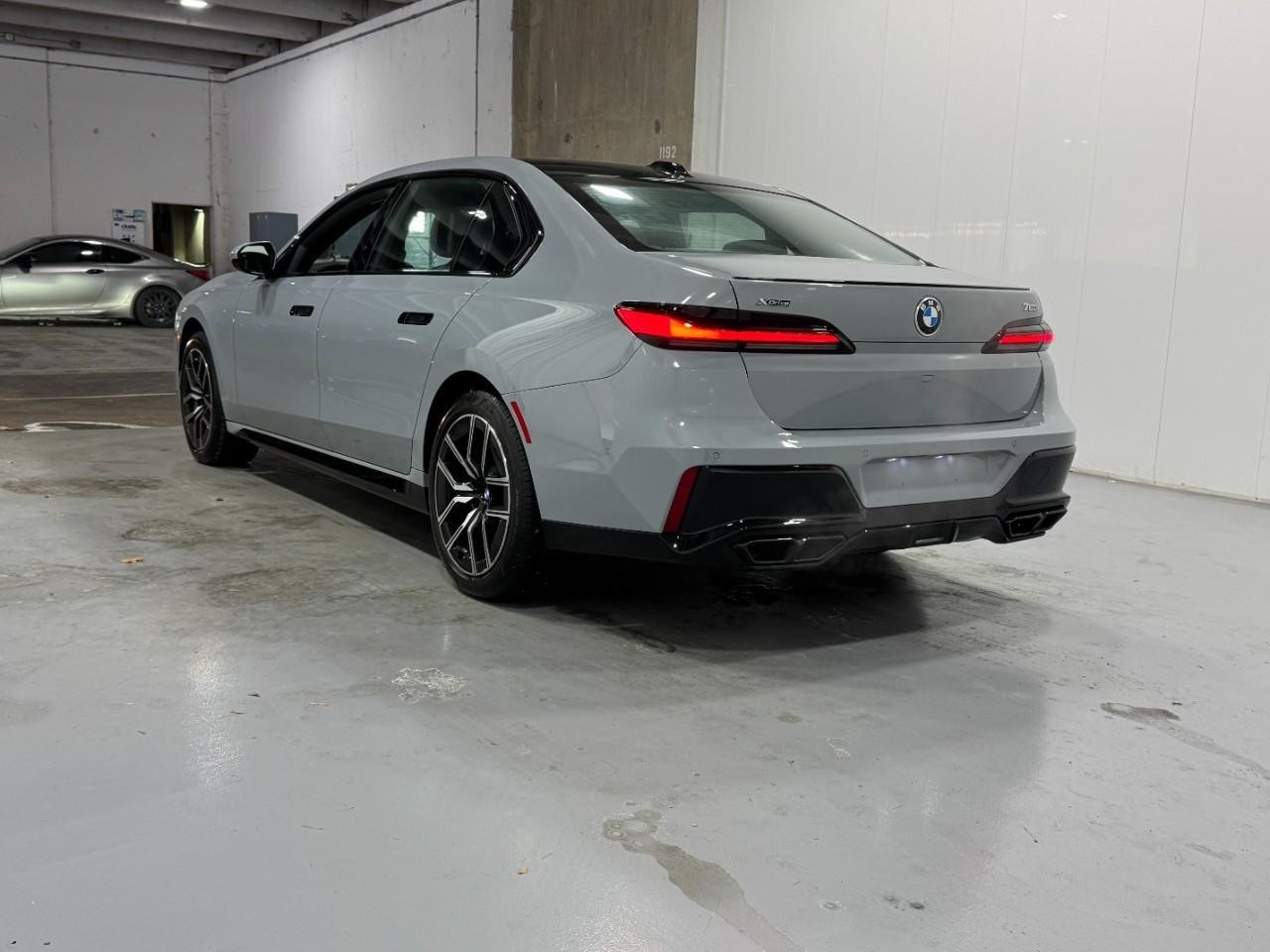 BMW 7 Series Vehicle Full-screen Gallery Image 3