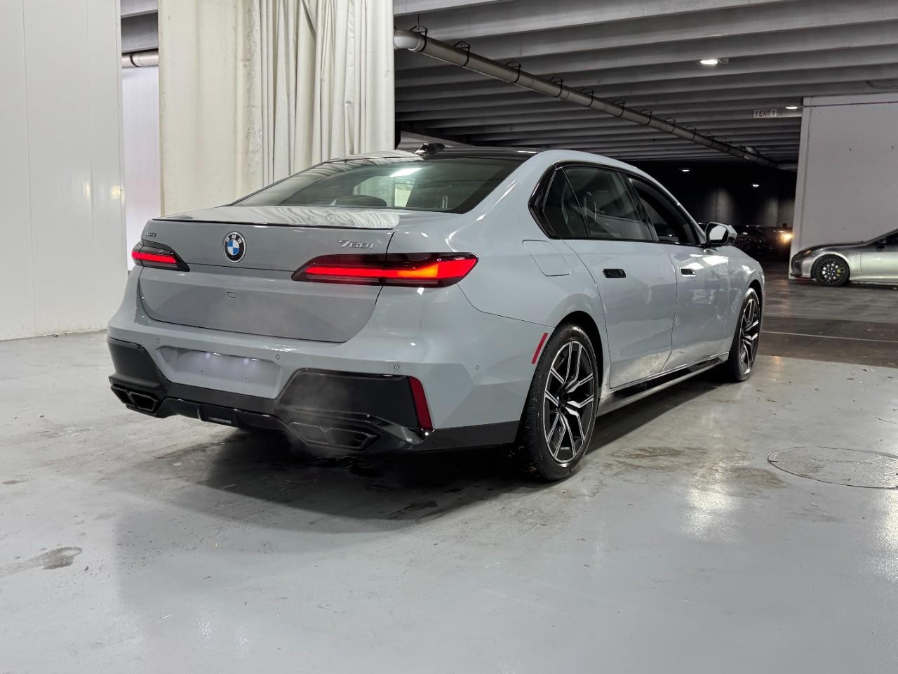 BMW 7 Series Vehicle Full-screen Gallery Image 4