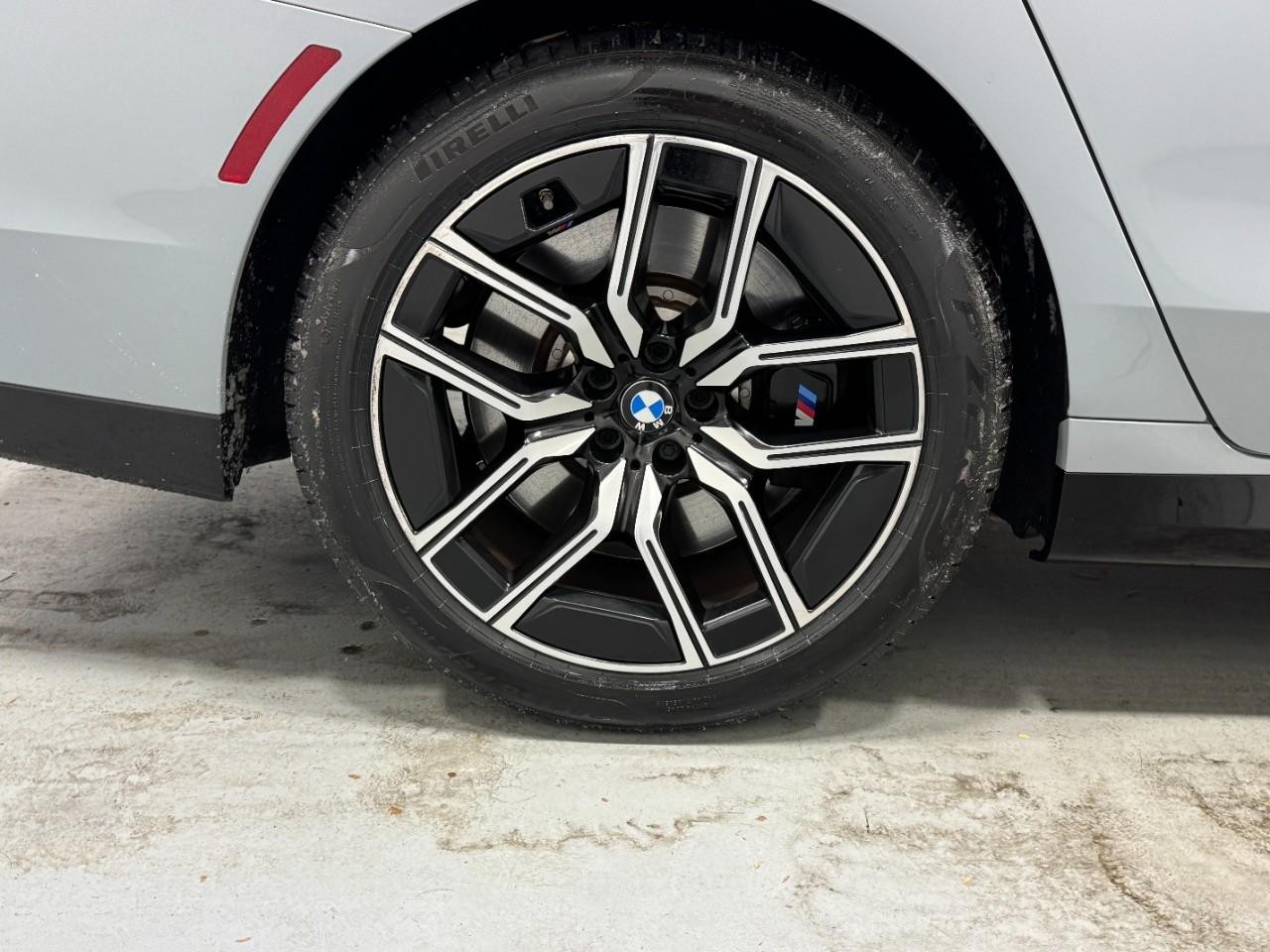 BMW 7 Series Vehicle Full-screen Gallery Image 5