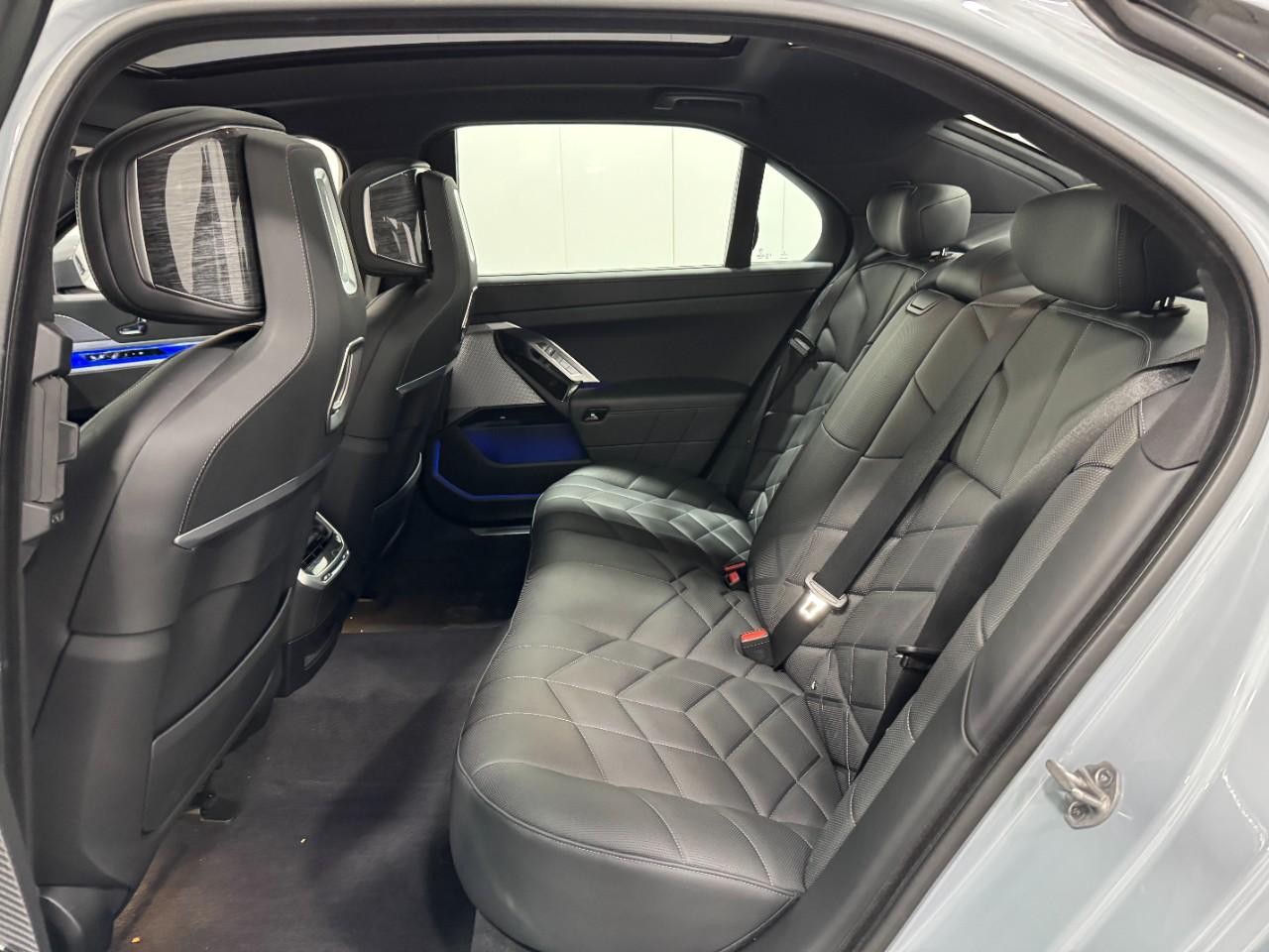 BMW 7 Series Vehicle Full-screen Gallery Image 8