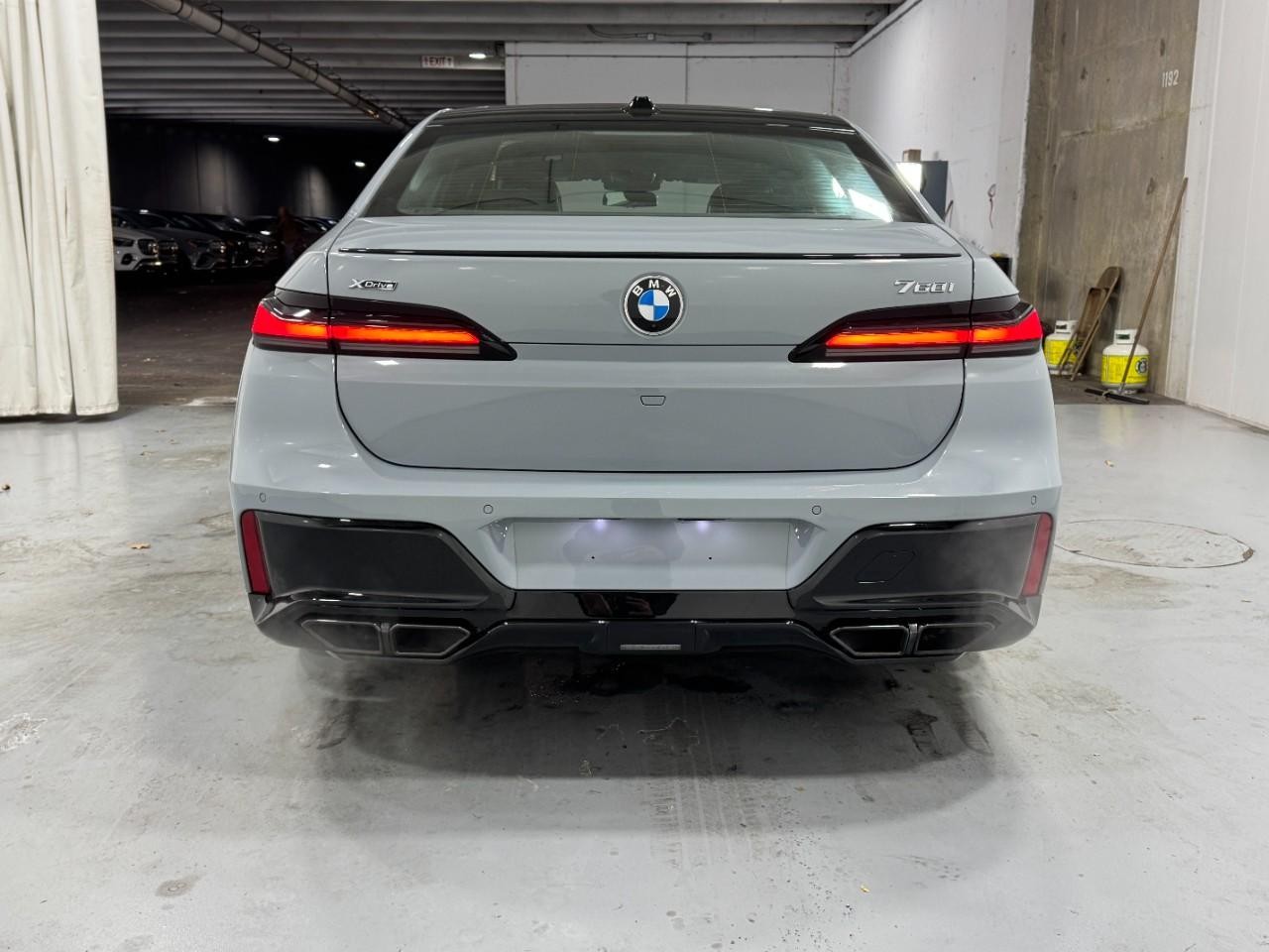 BMW 7 Series Vehicle Full-screen Gallery Image 9