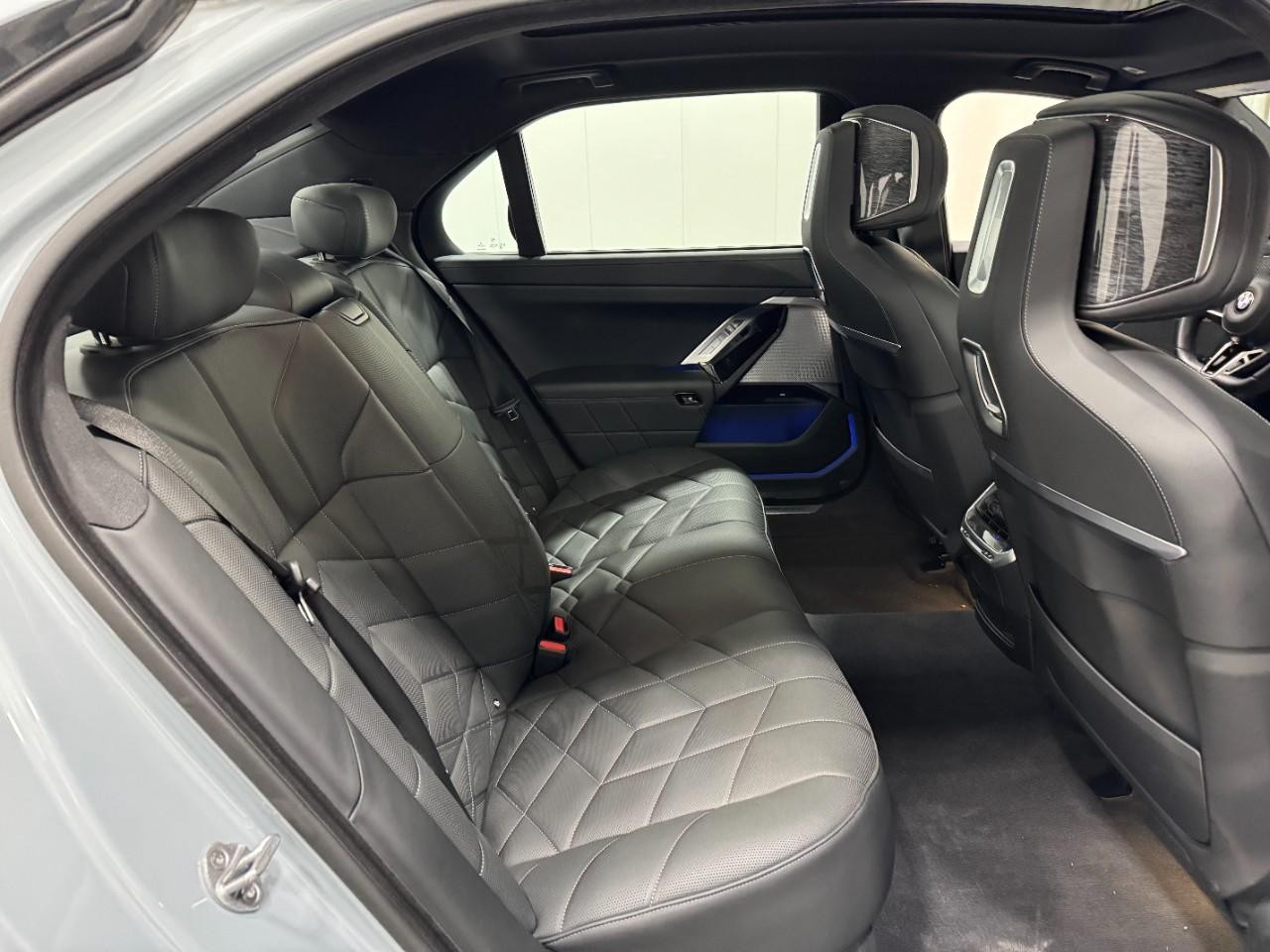 BMW 7 Series Vehicle Full-screen Gallery Image 10