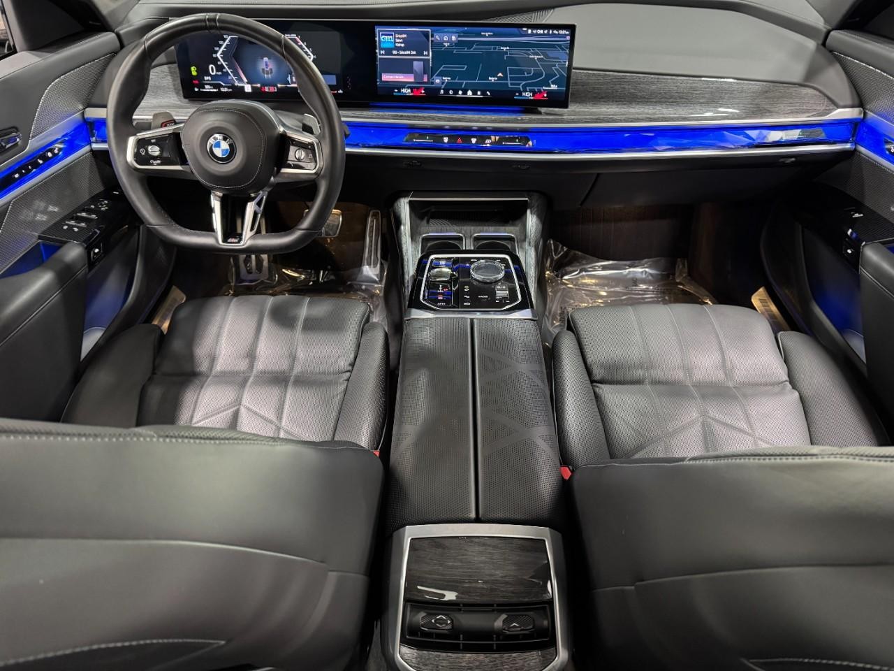 BMW 7 Series Vehicle Full-screen Gallery Image 12