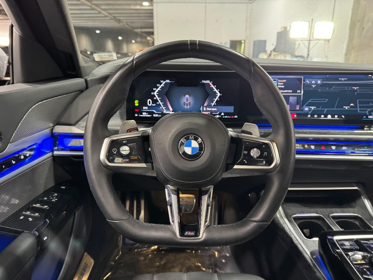 BMW 7 Series Vehicle Full-screen Gallery Image 13