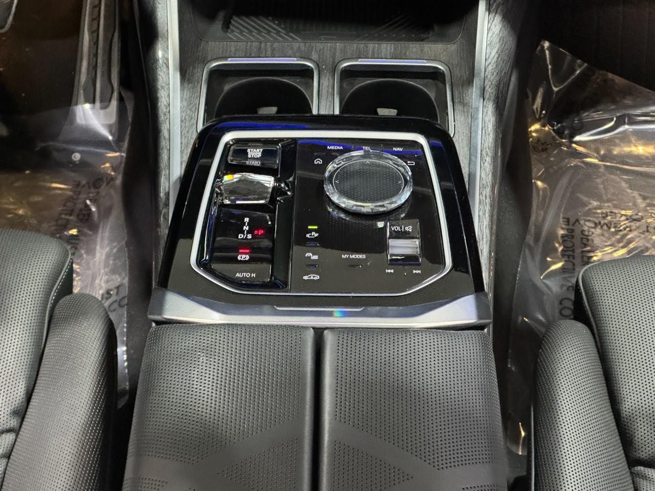 BMW 7 Series Vehicle Full-screen Gallery Image 15